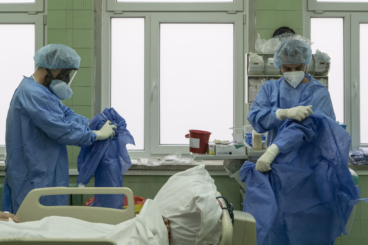  Medycy na oddziale intensywnej terapii dla pacjentów z Covid-19 (zdjęcie 6) - Autor: Jacek Szydłowski 