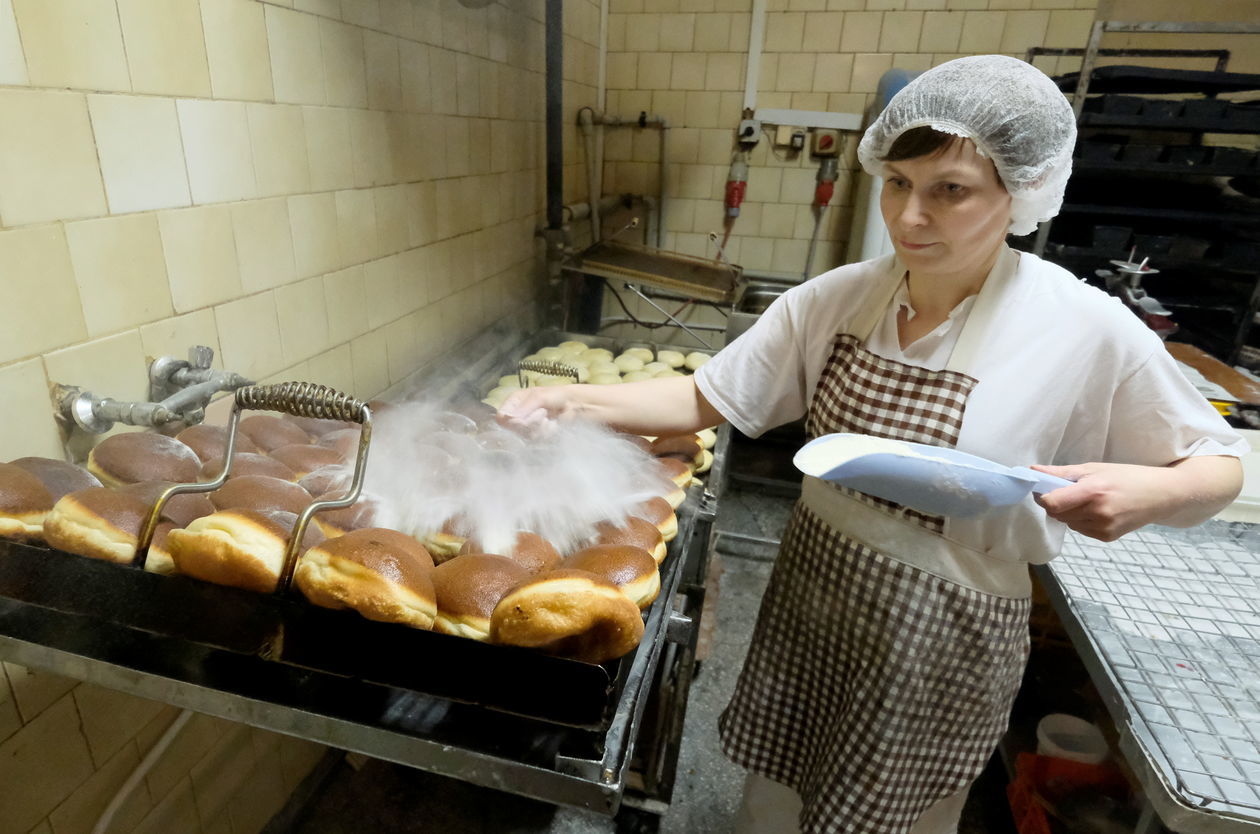  Jak powstają pączki i faworki? Lubelska Piekarnia Pęzioł Pieczywo Tradycyjne (zdjęcie 1) - Autor: Maciej Kaczanowski