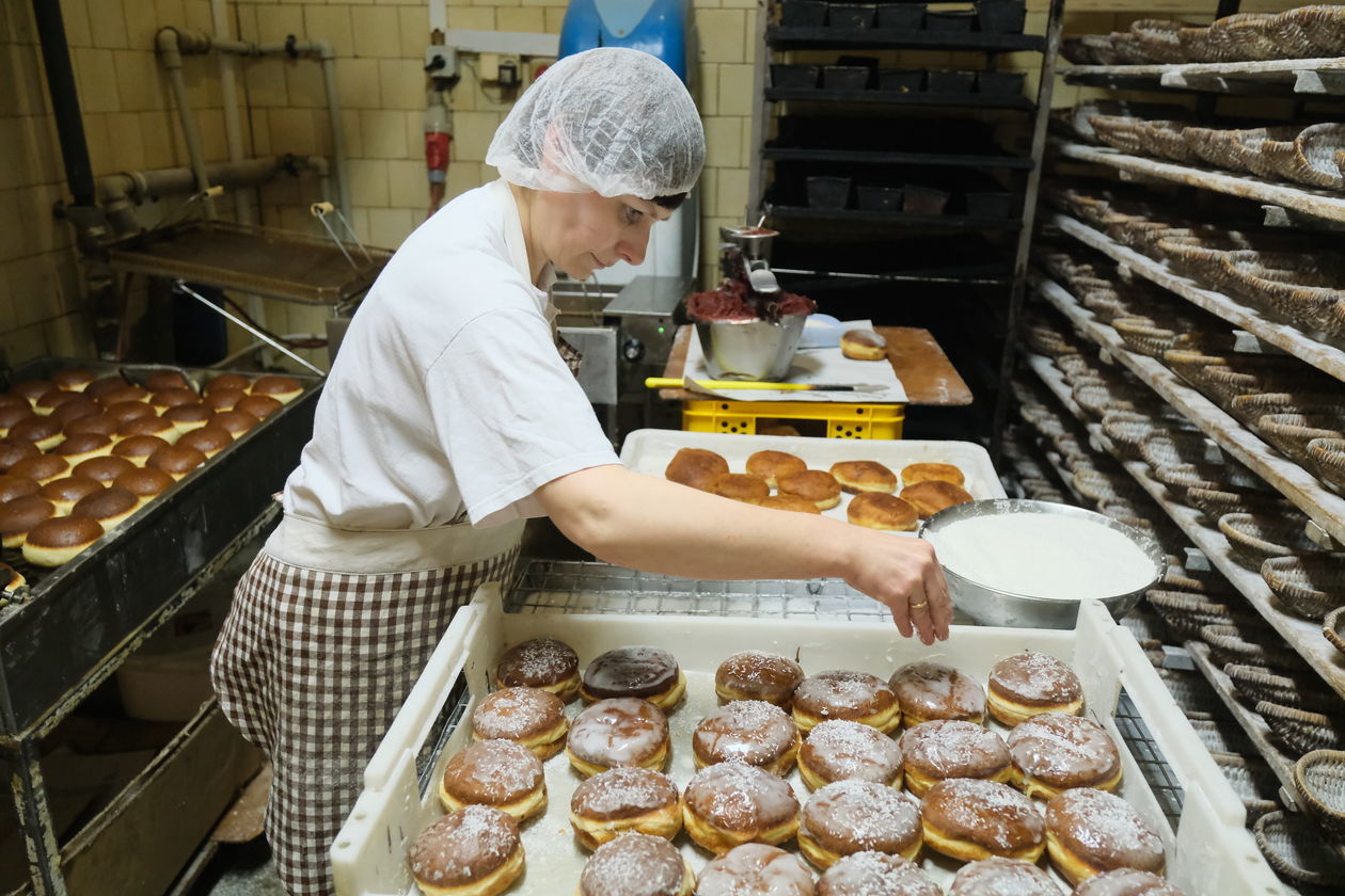  Jak powstają pączki i faworki? Lubelska Piekarnia Pęzioł Pieczywo Tradycyjne (zdjęcie 1) - Autor: Maciej Kaczanowski