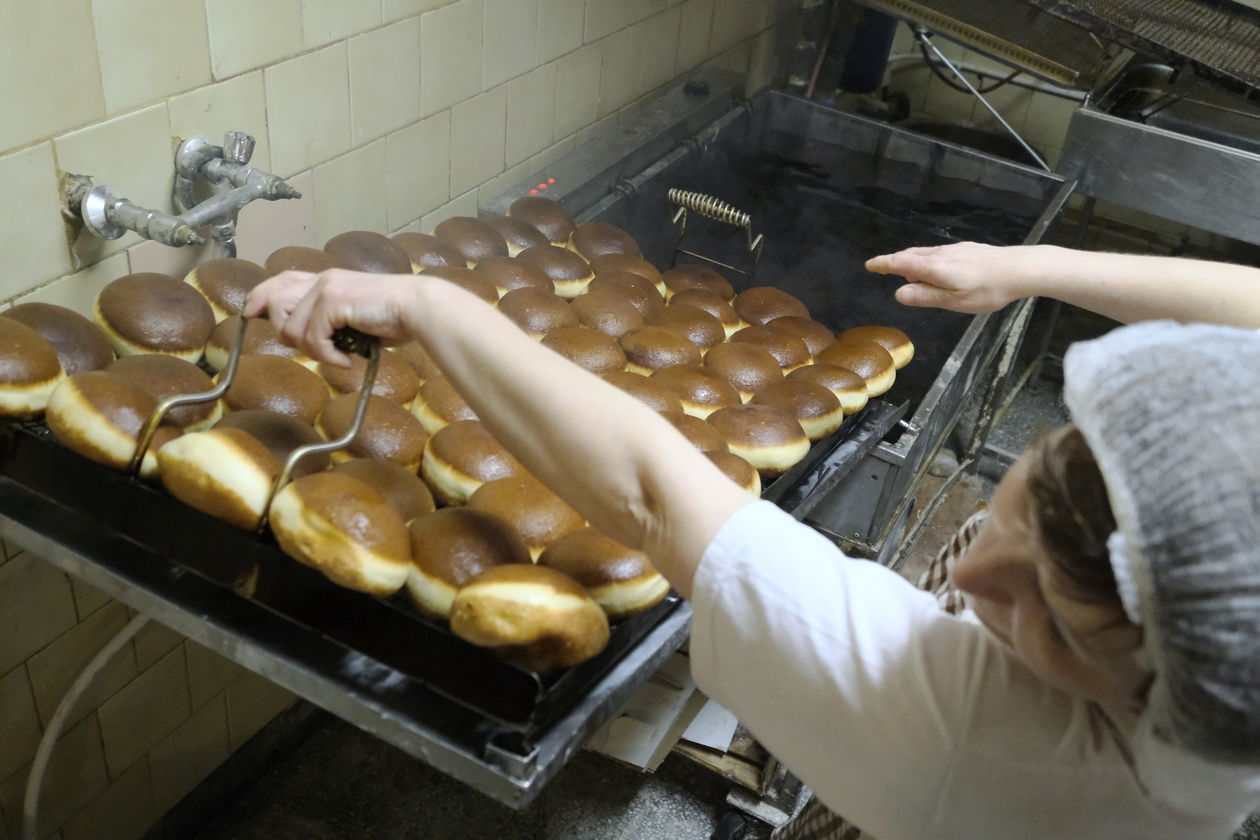  Jak powstają pączki i faworki? Lubelska Piekarnia Pęzioł Pieczywo Tradycyjne (zdjęcie 1) - Autor: Maciej Kaczanowski