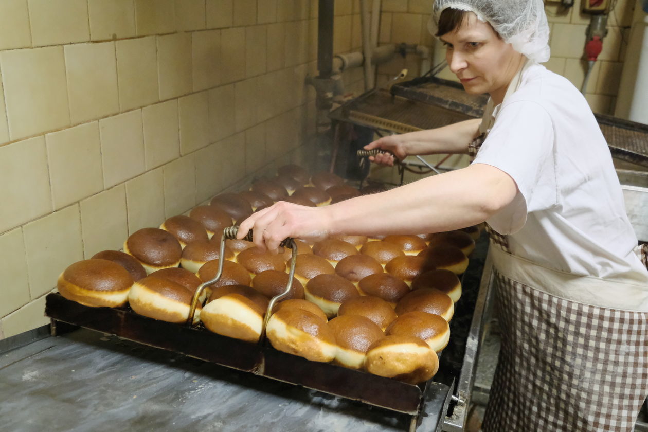  Jak powstają pączki i faworki? Lubelska Piekarnia Pęzioł Pieczywo Tradycyjne (zdjęcie 1) - Autor: Maciej Kaczanowski