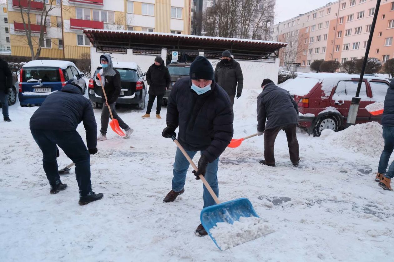  Obywatelskie odśnieżanie przy ul. Weteranów 15 (zdjęcie 1) - Autor: Maciej Kaczanowski