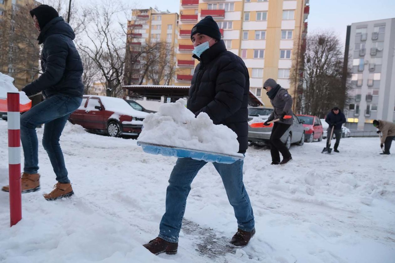  Obywatelskie odśnieżanie przy ul. Weteranów 15 (zdjęcie 1) - Autor: Maciej Kaczanowski