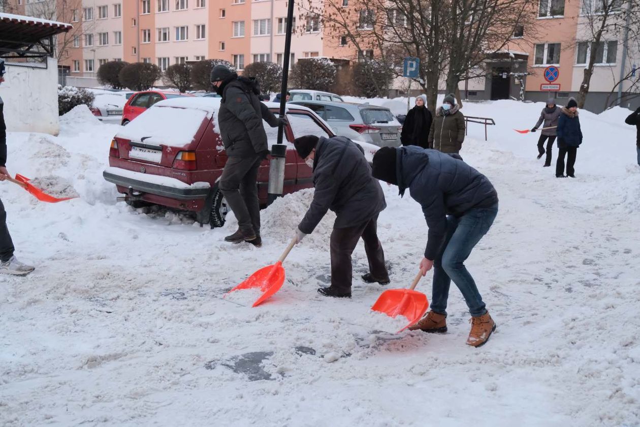  Obywatelskie odśnieżanie przy ul. Weteranów 15 (zdjęcie 1) - Autor: Maciej Kaczanowski