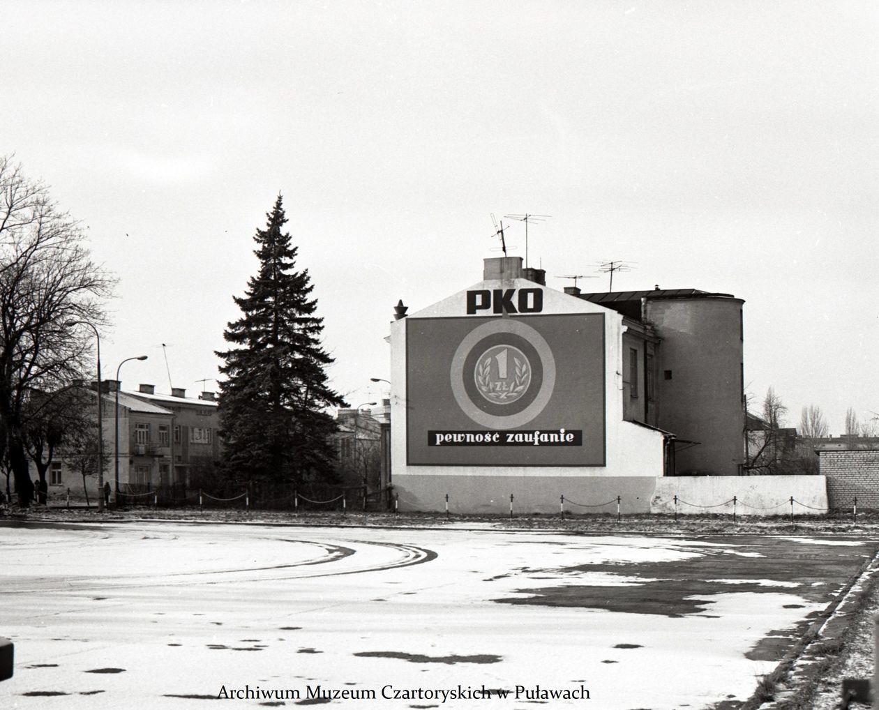  <p>Fotografie pochodzą z archiwum Muzeum Czartoryskich w Puławach, kt&oacute;re otrzymało je od pani Moniki W&oacute;jcik. Ich autorem jest pan Robert Łukasiewicz.&nbsp;</p>