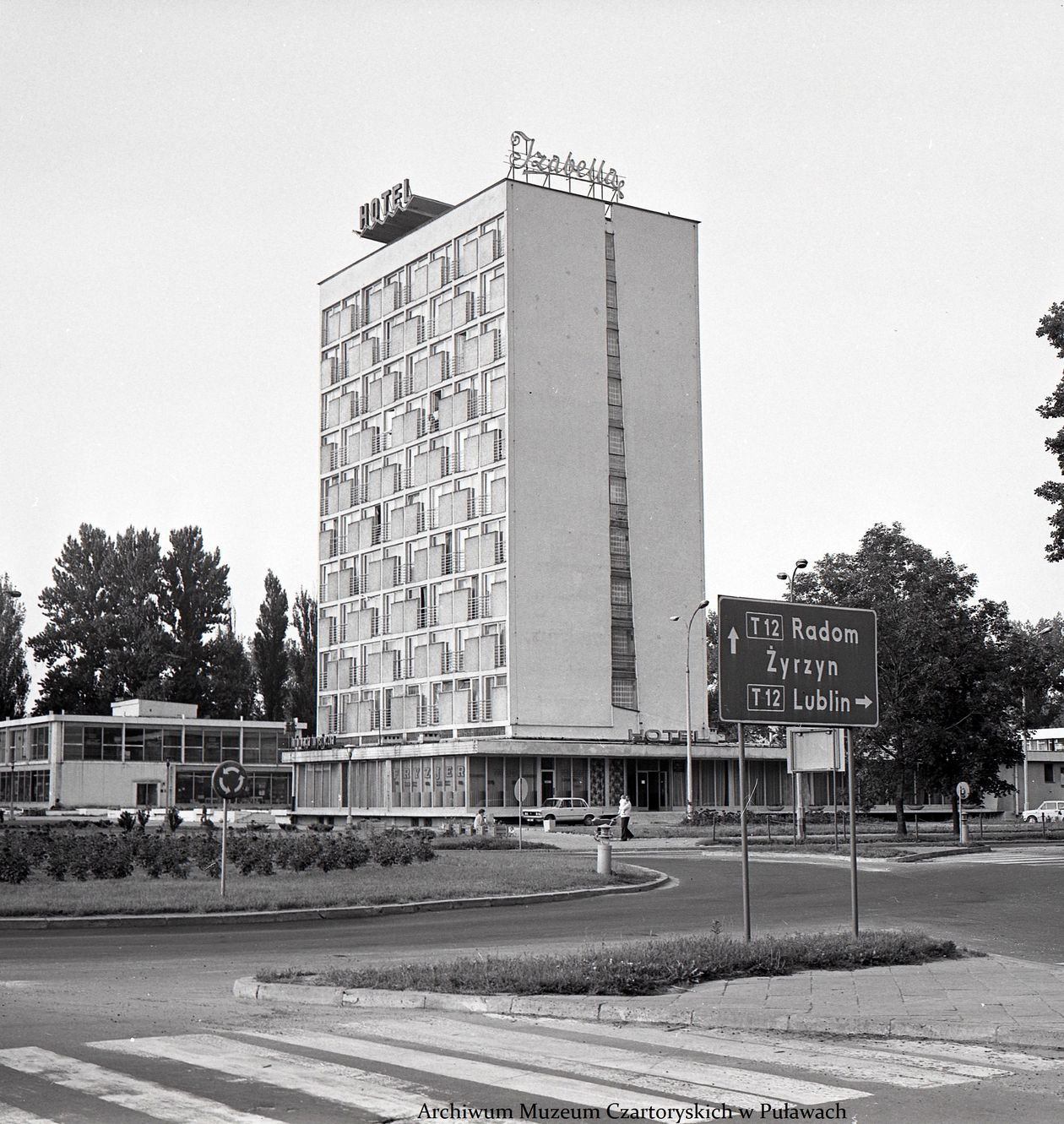  <p>Fotografie pochodzą z archiwum Muzeum Czartoryskich w Puławach, kt&oacute;re otrzymało je od pani Moniki W&oacute;jcik. Ich autorem jest pan Robert Łukasiewicz.&nbsp;</p>