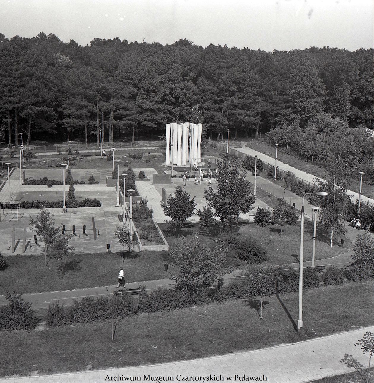  <p>Fotografie pochodzą z archiwum Muzeum Czartoryskich w Puławach, kt&oacute;re otrzymało je od pani Moniki W&oacute;jcik. Ich autorem jest pan Robert Łukasiewicz.&nbsp;</p>