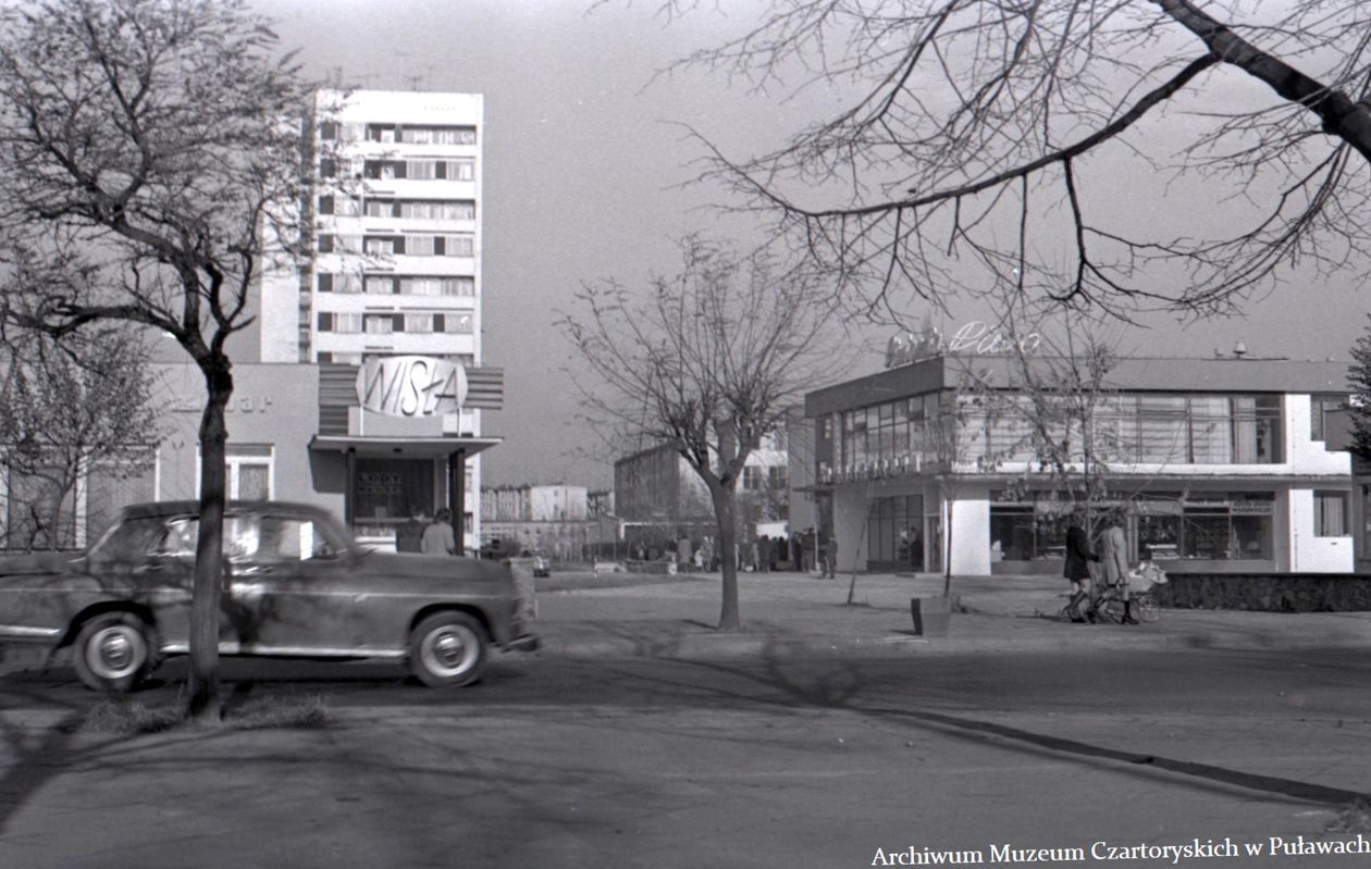  <p>Fotografie pochodzą z archiwum Muzeum Czartoryskich w Puławach, kt&oacute;re otrzymało je od pani Moniki W&oacute;jcik. Ich autorem jest pan Robert Łukasiewicz.&nbsp;</p>