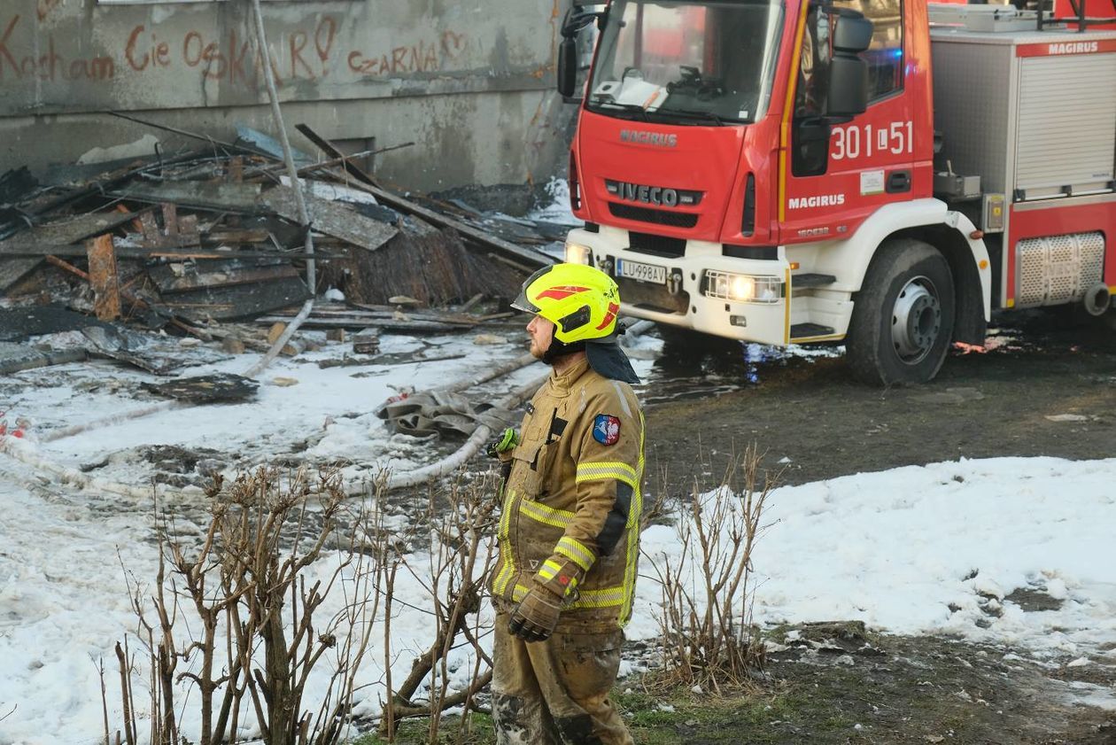  Pożar bloku socjalnego przy ul. Wrońskiej (zdjęcie 1) - Autor: Maciej Kaczanowski