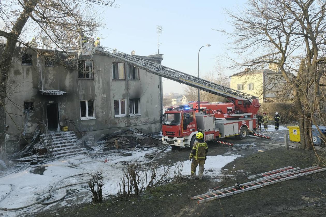  Pożar bloku socjalnego przy ul. Wrońskiej (zdjęcie 1) - Autor: Maciej Kaczanowski