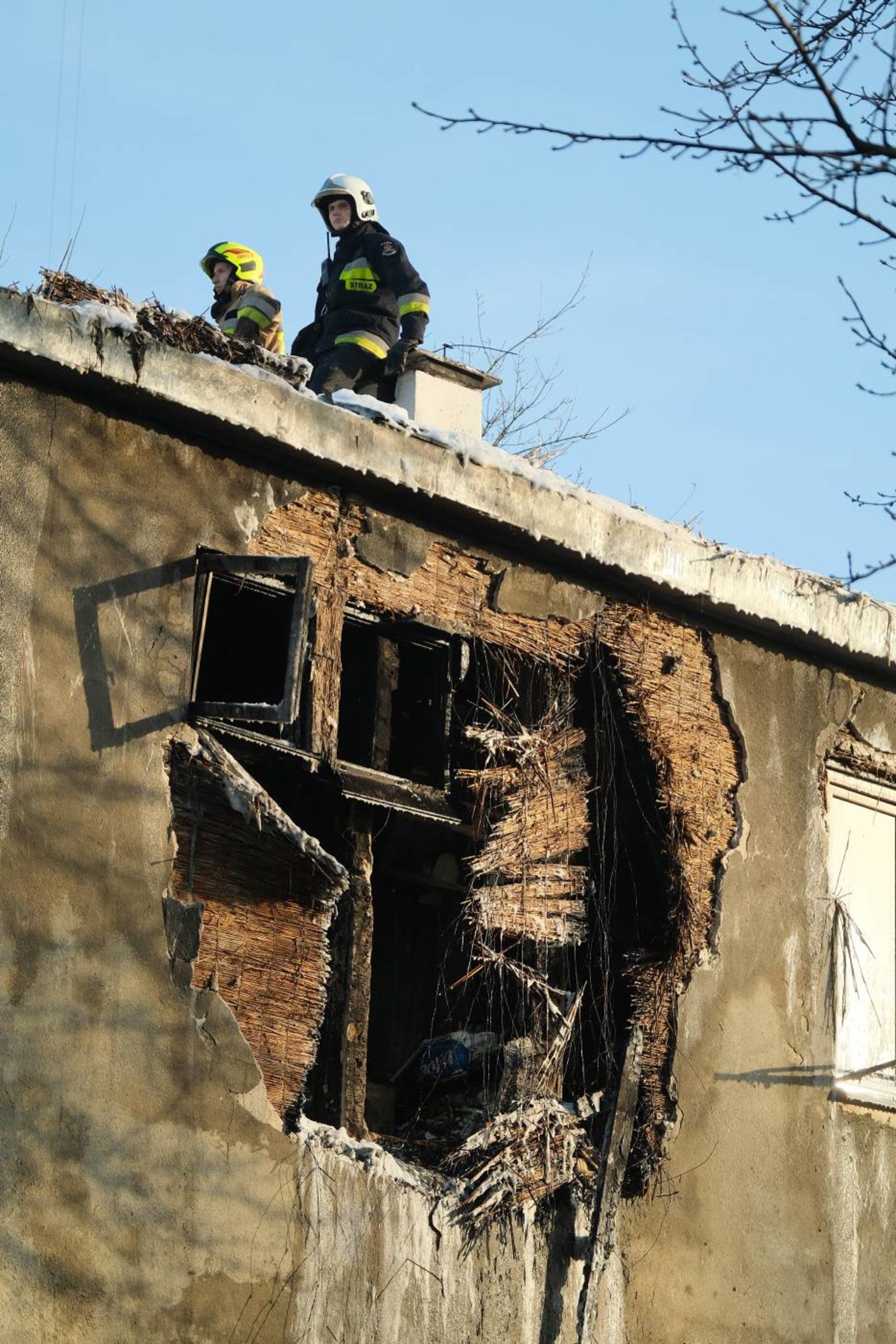  Pożar bloku socjalnego przy ul. Wrońskiej (zdjęcie 1) - Autor: Maciej Kaczanowski