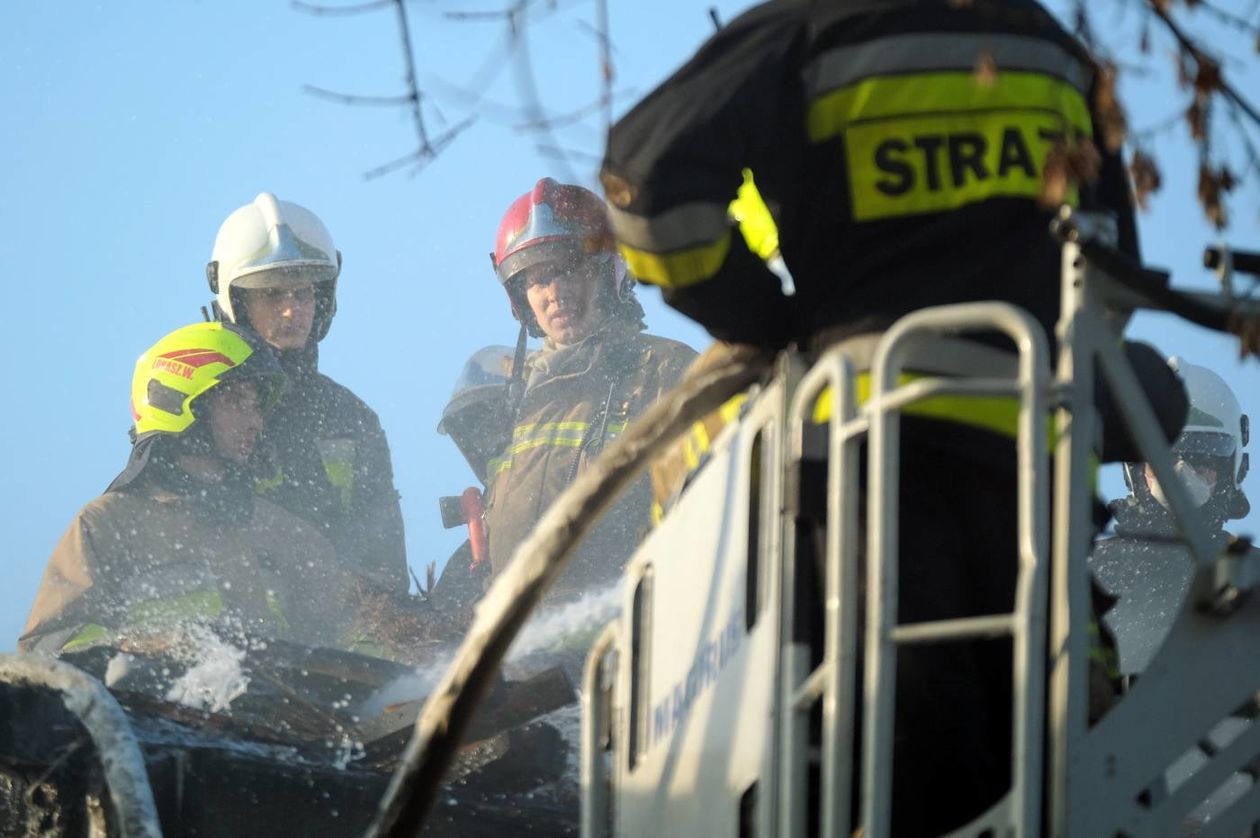  Pożar bloku socjalnego przy ul. Wrońskiej (zdjęcie 1) - Autor: Maciej Kaczanowski