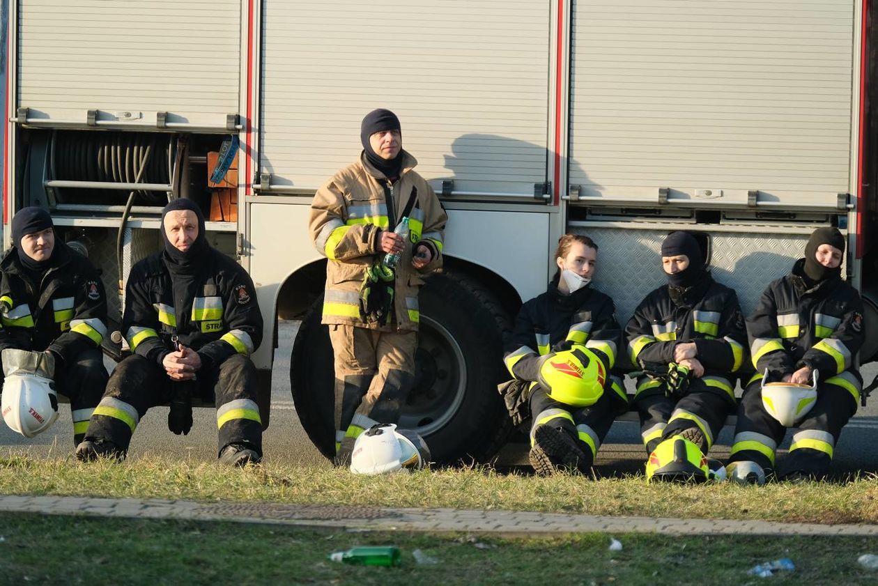  Pożar bloku socjalnego przy ul. Wrońskiej (zdjęcie 1) - Autor: Maciej Kaczanowski