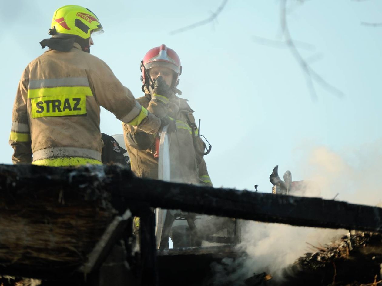  Pożar bloku socjalnego przy ul. Wrońskiej (zdjęcie 1) - Autor: Maciej Kaczanowski