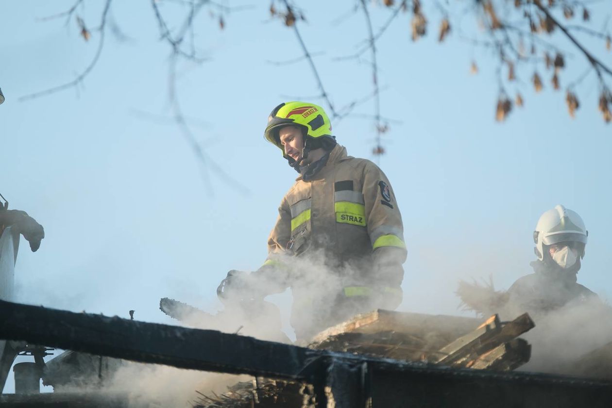  Pożar bloku socjalnego przy ul. Wrońskiej (zdjęcie 1) - Autor: Maciej Kaczanowski