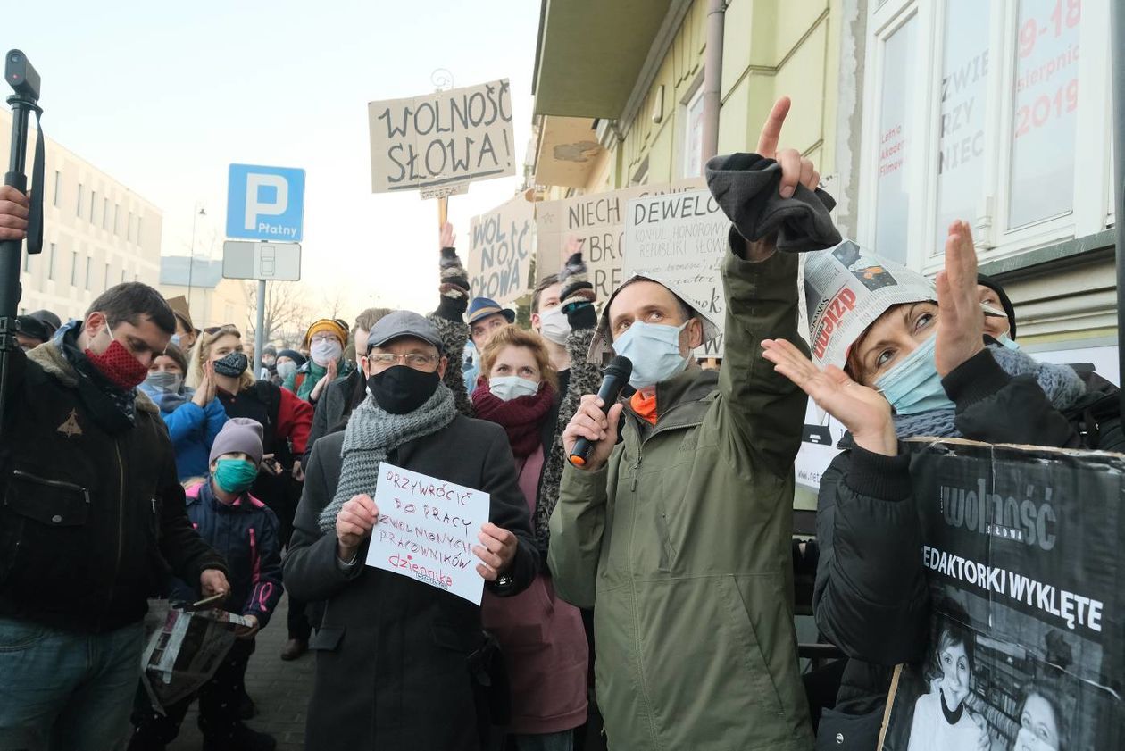  Pikieta przed siedzibą Dziennika Wschodniego (zdjęcie 1) - Autor: Maciej Kaczanowski