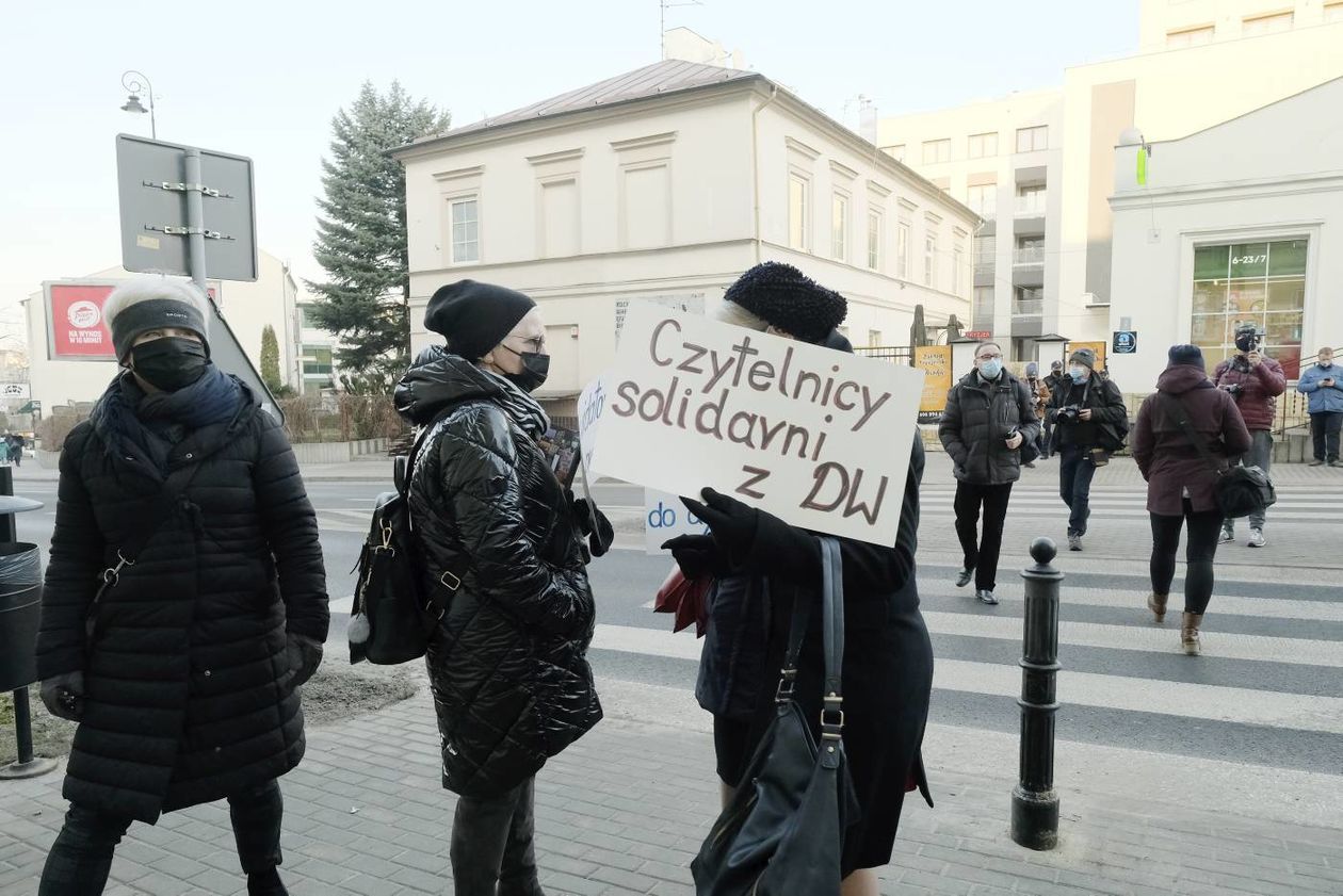  Pikieta przed siedzibą Dziennika Wschodniego (zdjęcie 1) - Autor: Maciej Kaczanowski