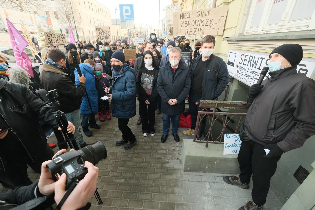  Pikieta przed siedzibą Dziennika Wschodniego (zdjęcie 1) - Autor: Maciej Kaczanowski