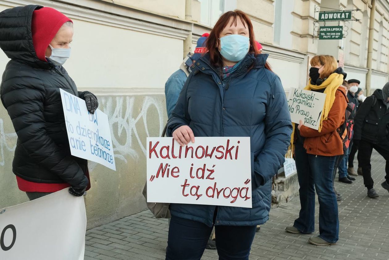  Pikieta przed siedzibą Dziennika Wschodniego (zdjęcie 1) - Autor: Maciej Kaczanowski