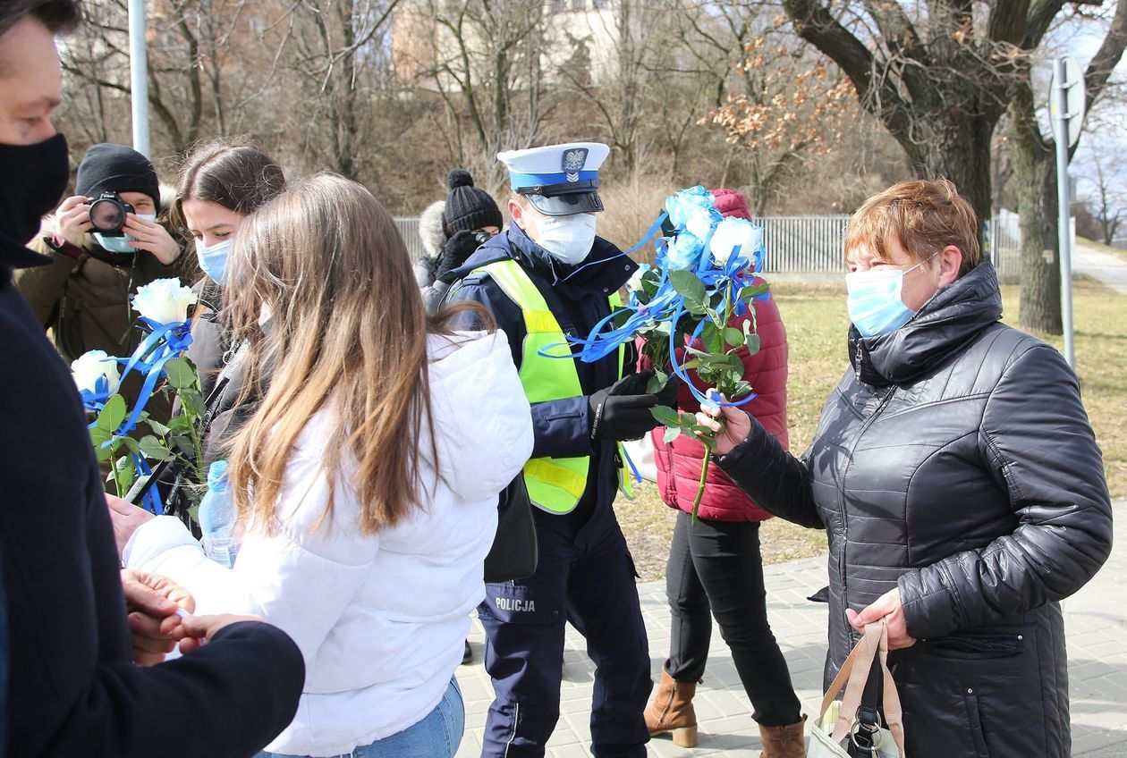  Kwiaty i upominki od policji okazji dnia kobiet (zdjęcie 1) - Autor: Piotr Michalski