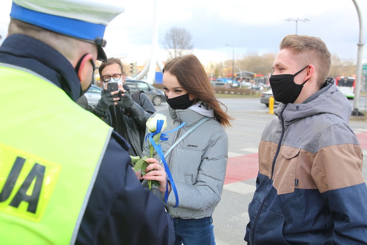  Kwiaty i upominki od policji okazji dnia kobiet (zdjęcie 1) - Autor: Piotr Michalski