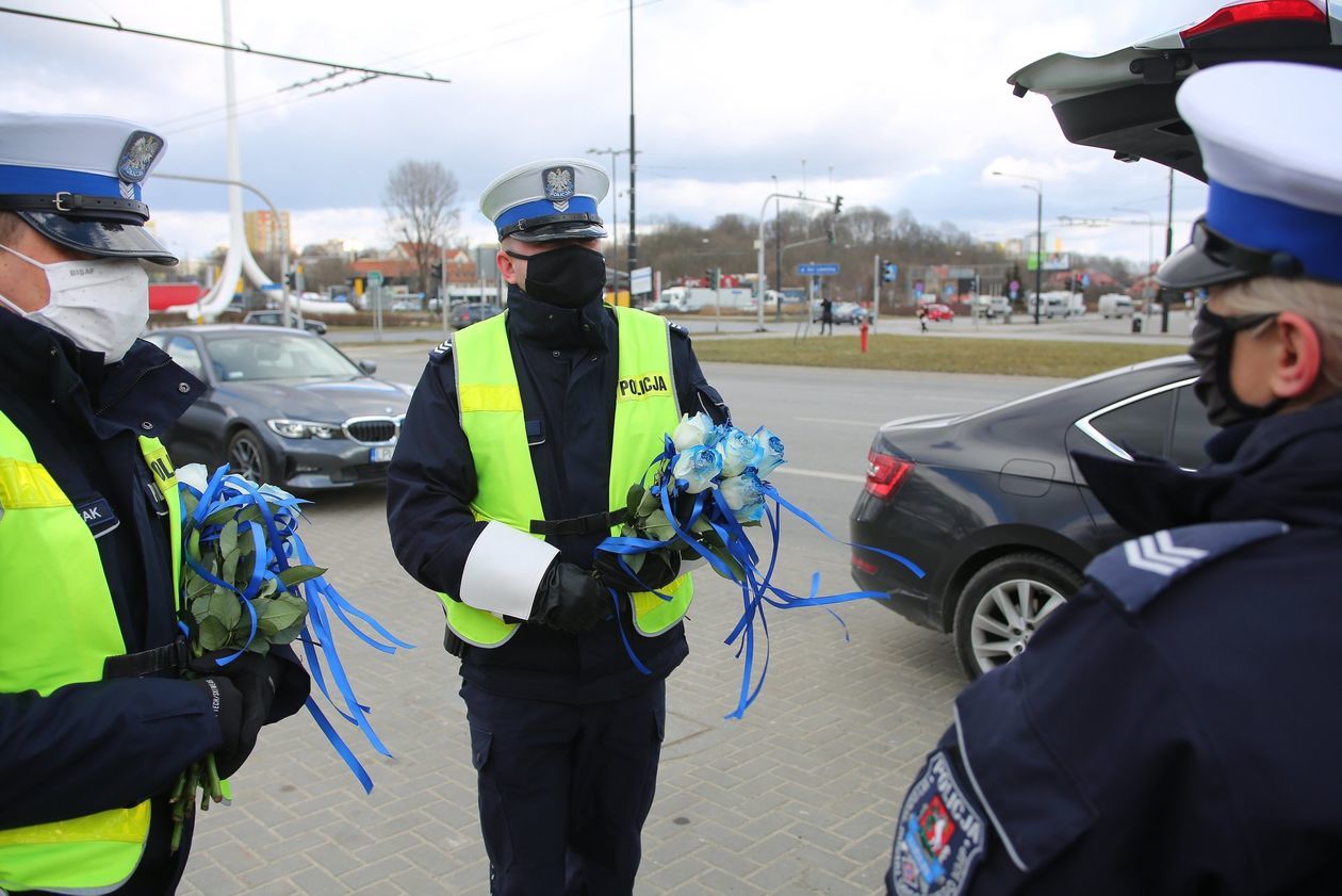  Kwiaty i upominki od policji okazji dnia kobiet (zdjęcie 1) - Autor: Piotr Michalski