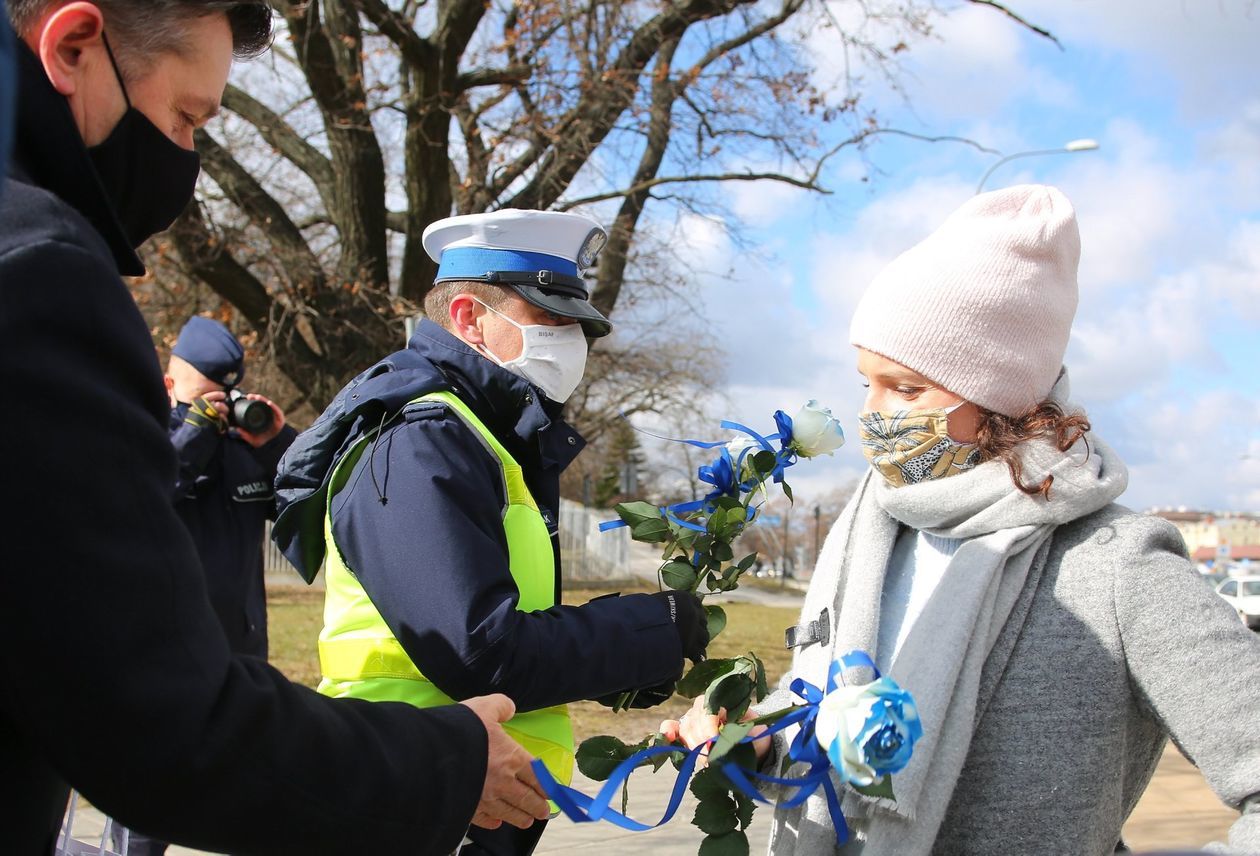  Kwiaty i upominki od policji okazji dnia kobiet (zdjęcie 1) - Autor: Piotr Michalski