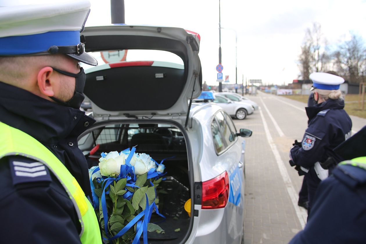  Kwiaty i upominki od policji okazji dnia kobiet (zdjęcie 1) - Autor: Piotr Michalski