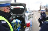 Kwiaty i upominki od policji okazji dnia kobiet (zdjęcie 4)