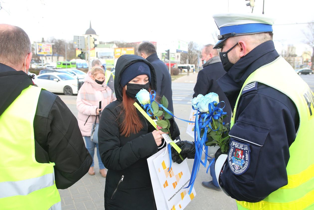  Kwiaty i upominki od policji okazji dnia kobiet (zdjęcie 1) - Autor: Piotr Michalski