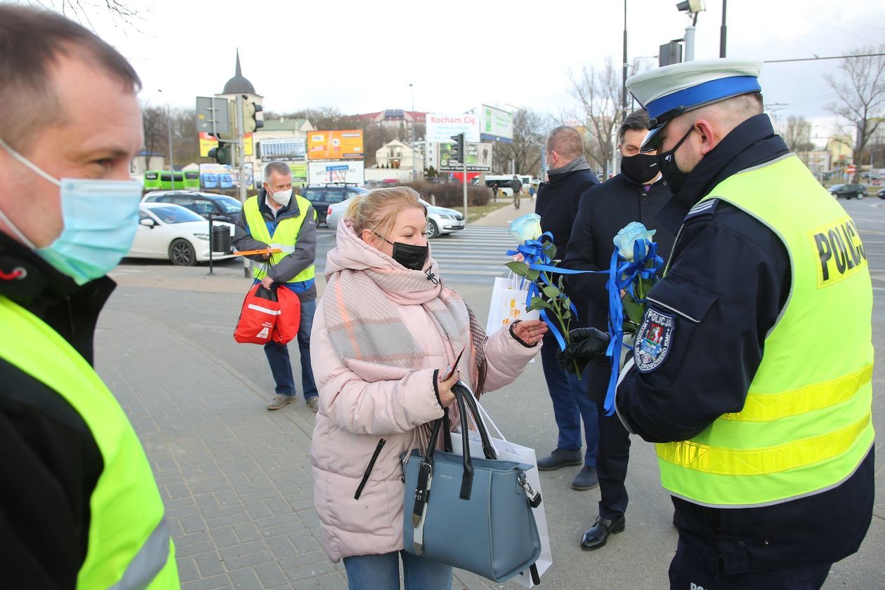  Kwiaty i upominki od policji okazji dnia kobiet (zdjęcie 1) - Autor: Piotr Michalski