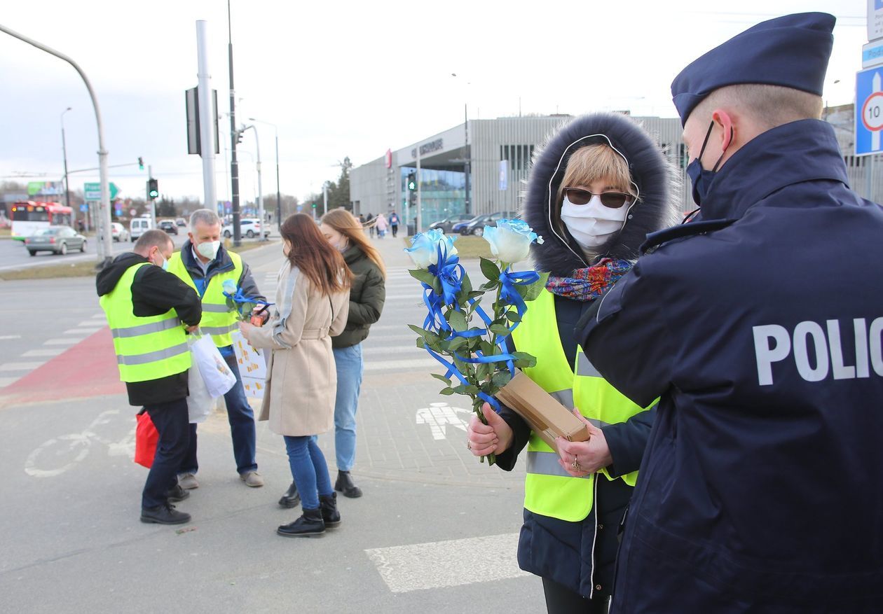  Kwiaty i upominki od policji okazji dnia kobiet (zdjęcie 1) - Autor: Piotr Michalski