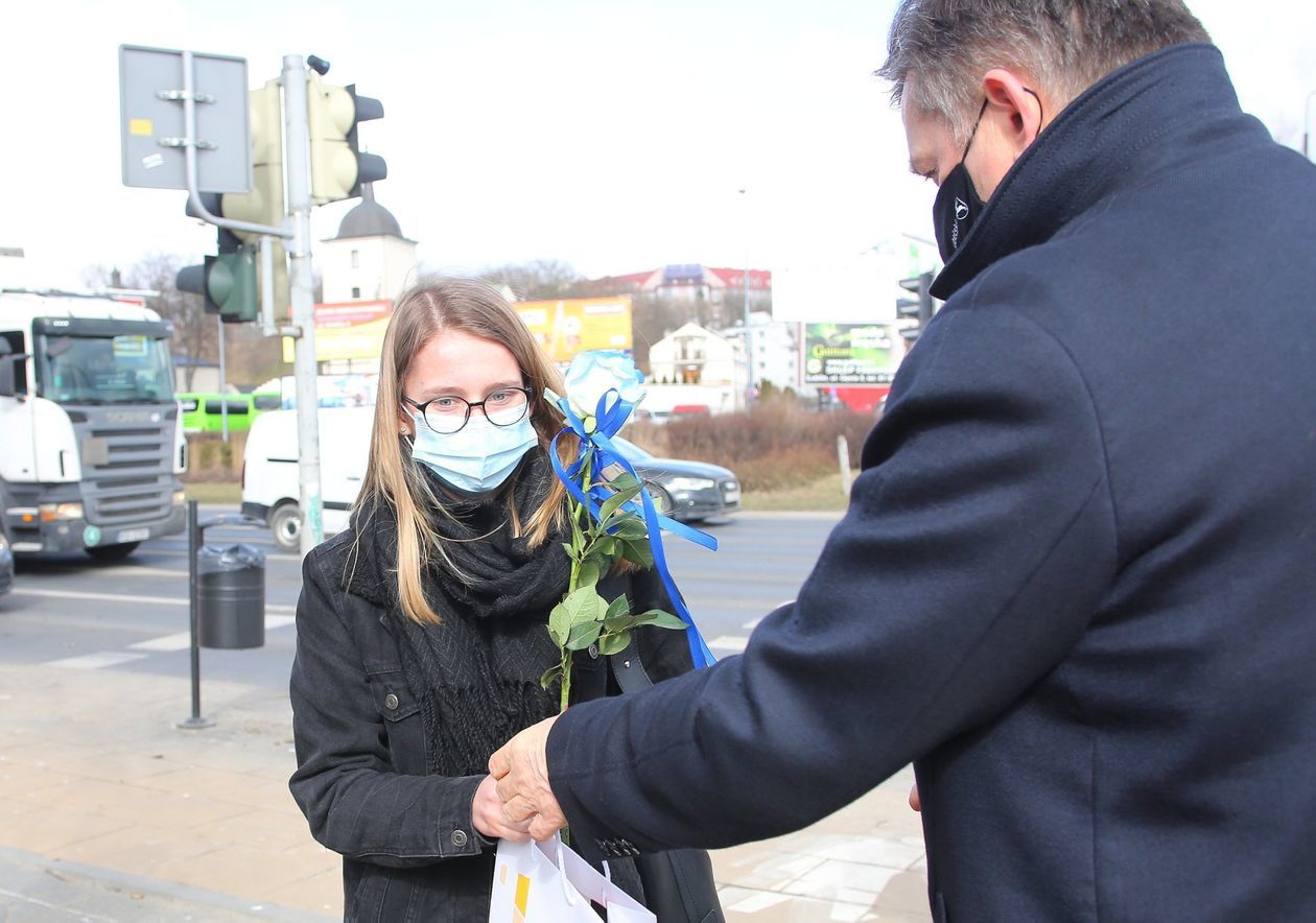  Kwiaty i upominki od policji okazji dnia kobiet (zdjęcie 1) - Autor: Piotr Michalski