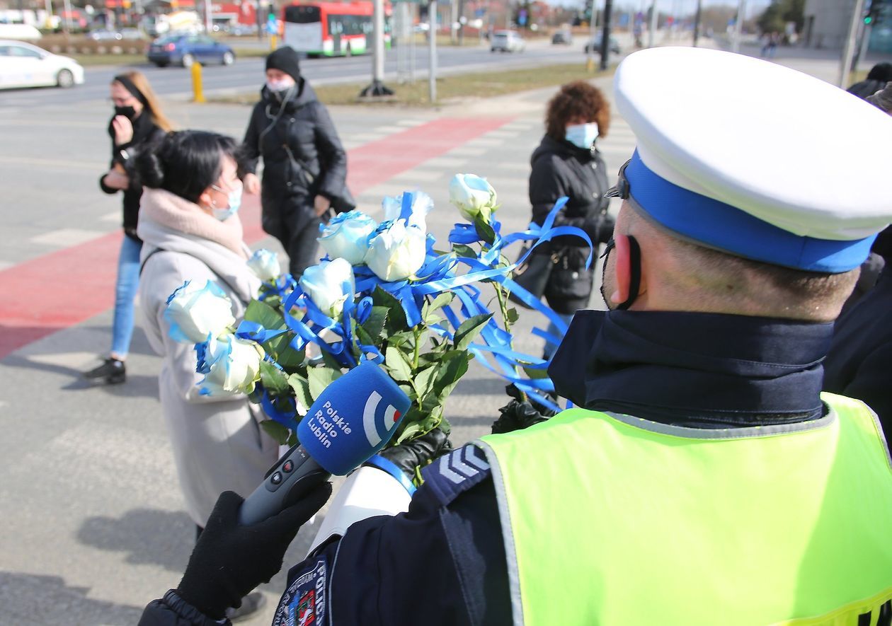  Kwiaty i upominki od policji okazji dnia kobiet (zdjęcie 1) - Autor: Piotr Michalski