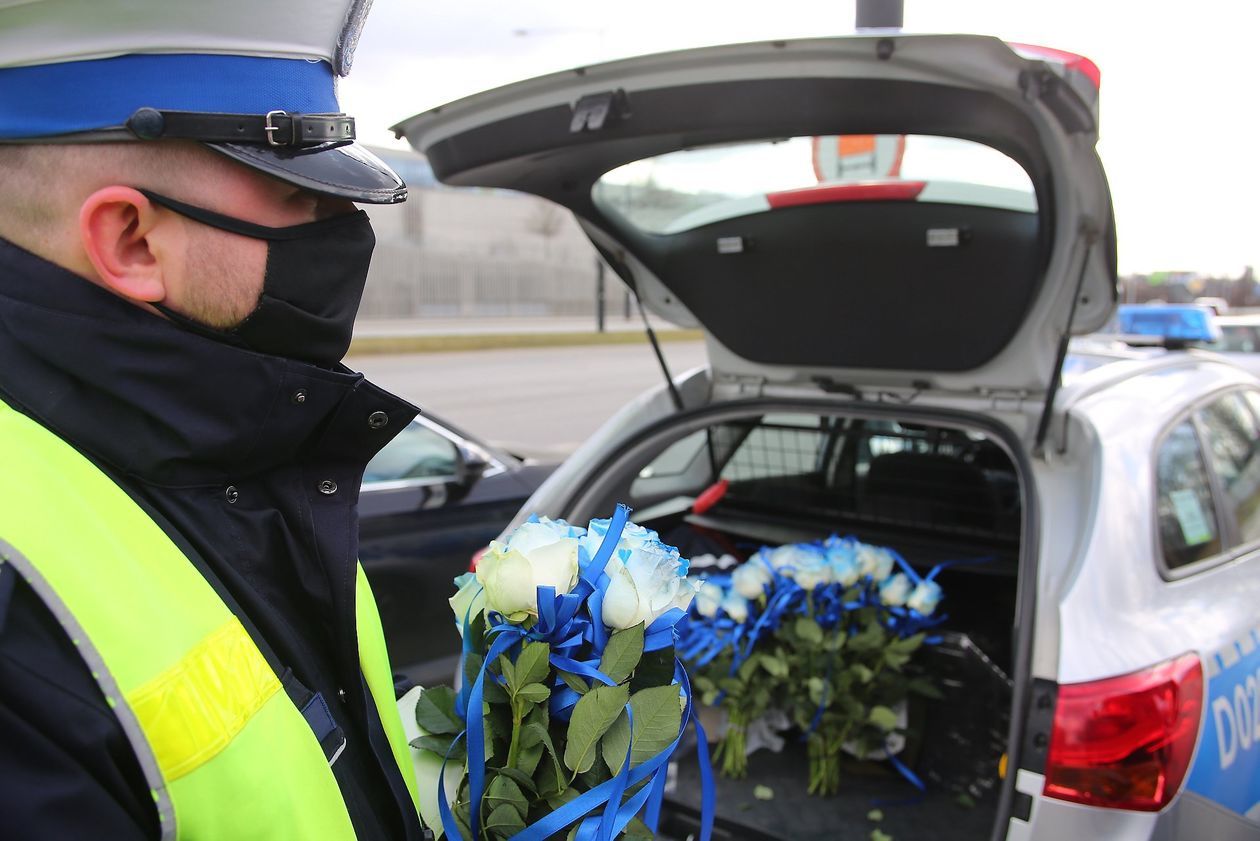  Kwiaty i upominki od policji okazji dnia kobiet (zdjęcie 1) - Autor: Piotr Michalski