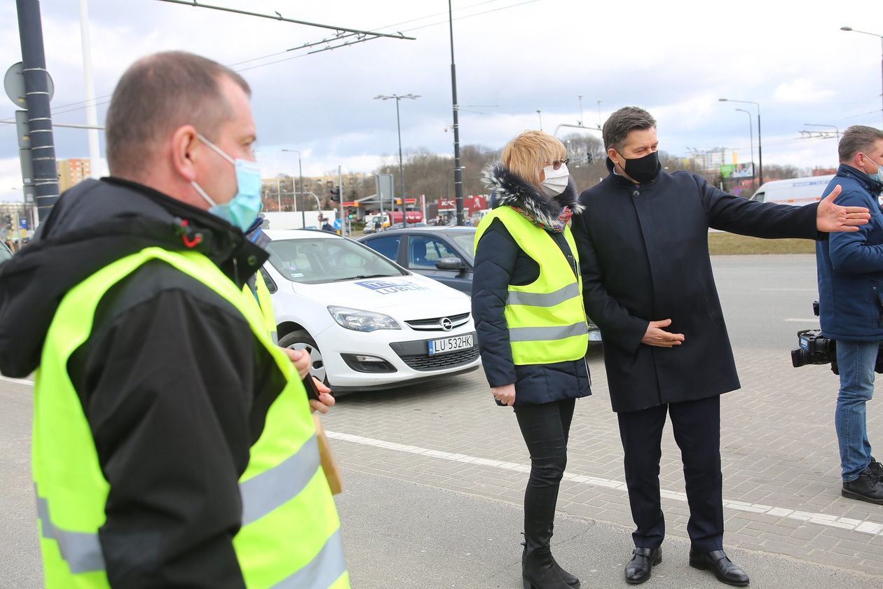  Kwiaty i upominki od policji okazji dnia kobiet (zdjęcie 1) - Autor: Piotr Michalski