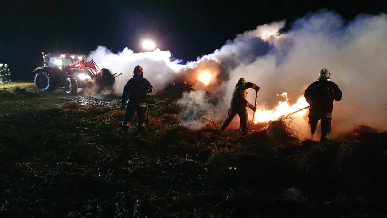  Pożar słomy w miejscowości Kierz (zdjęcie 1) - Autor: St. kpt. Adam Pietrzak oraz OSP Babin