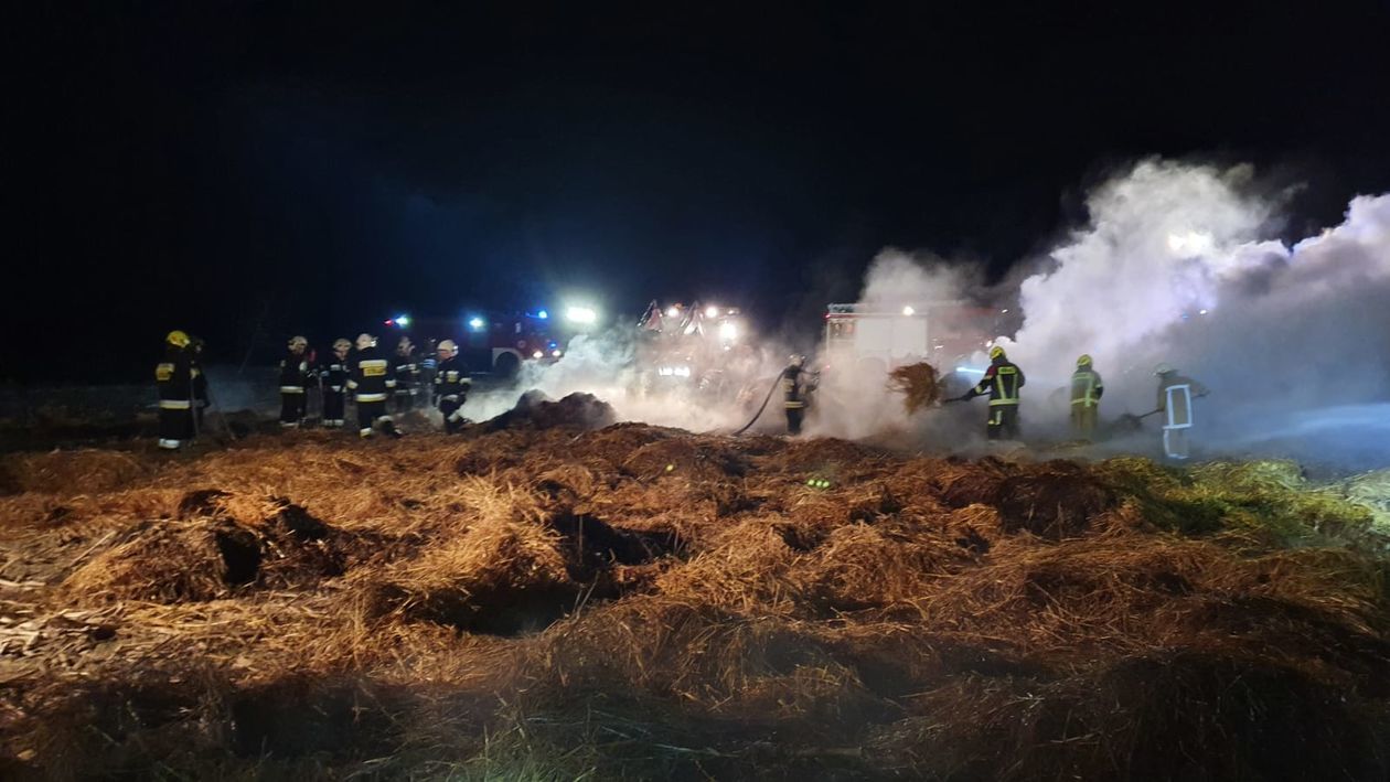  Pożar słomy w miejscowości Kierz (zdjęcie 1) - Autor: St. kpt. Adam Pietrzak oraz OSP Babin