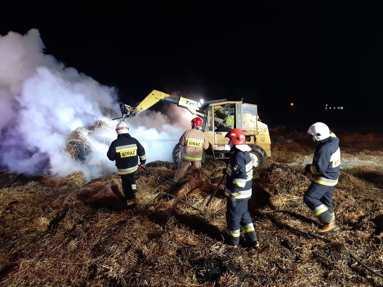  Pożar słomy w miejscowości Kierz (zdjęcie 1) - Autor: St. kpt. Adam Pietrzak oraz OSP Babin