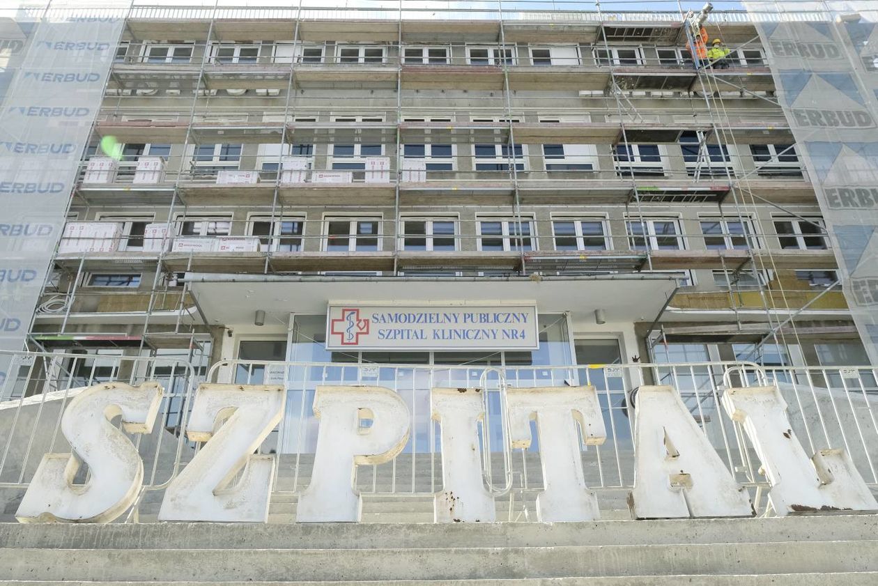  Demontaż starej nazwy szpitala SPSK 4 (zdjęcie 1) - Autor: Maciej Kaczanowski