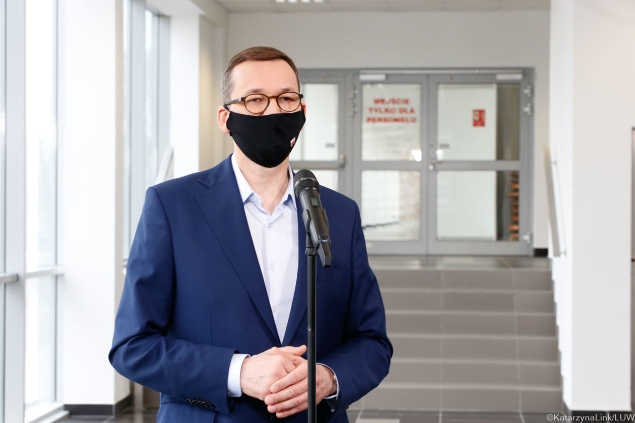  Premier Mateusz Morawiecki w szpitalu tymczasowym w Lublinie (zdjęcie 1) - Autor: Katarzyna Link / LUW