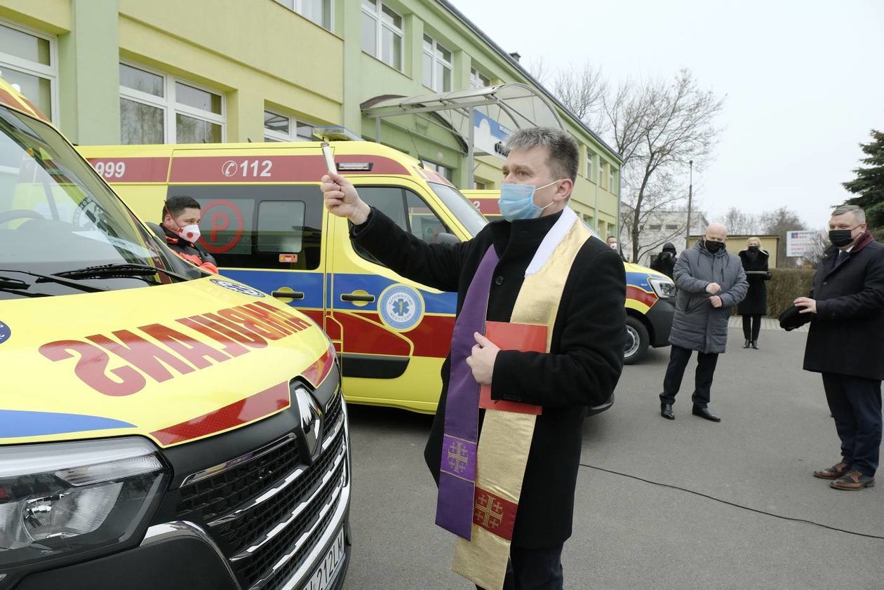  Przekazanie do użytku nowych ambulansów (zdjęcie 1) - Autor: Maciej Kaczanowski