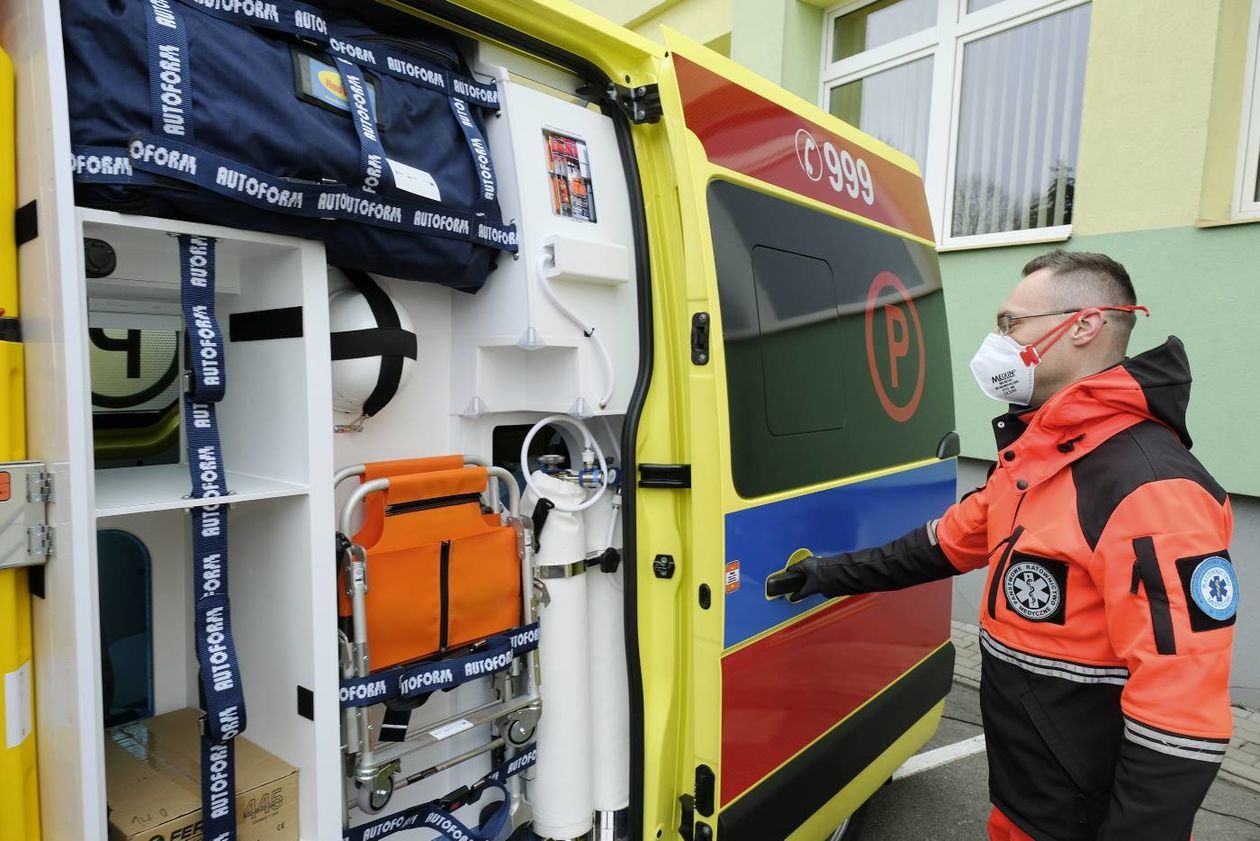  Przekazanie do użytku nowych ambulansów (zdjęcie 1) - Autor: Maciej Kaczanowski