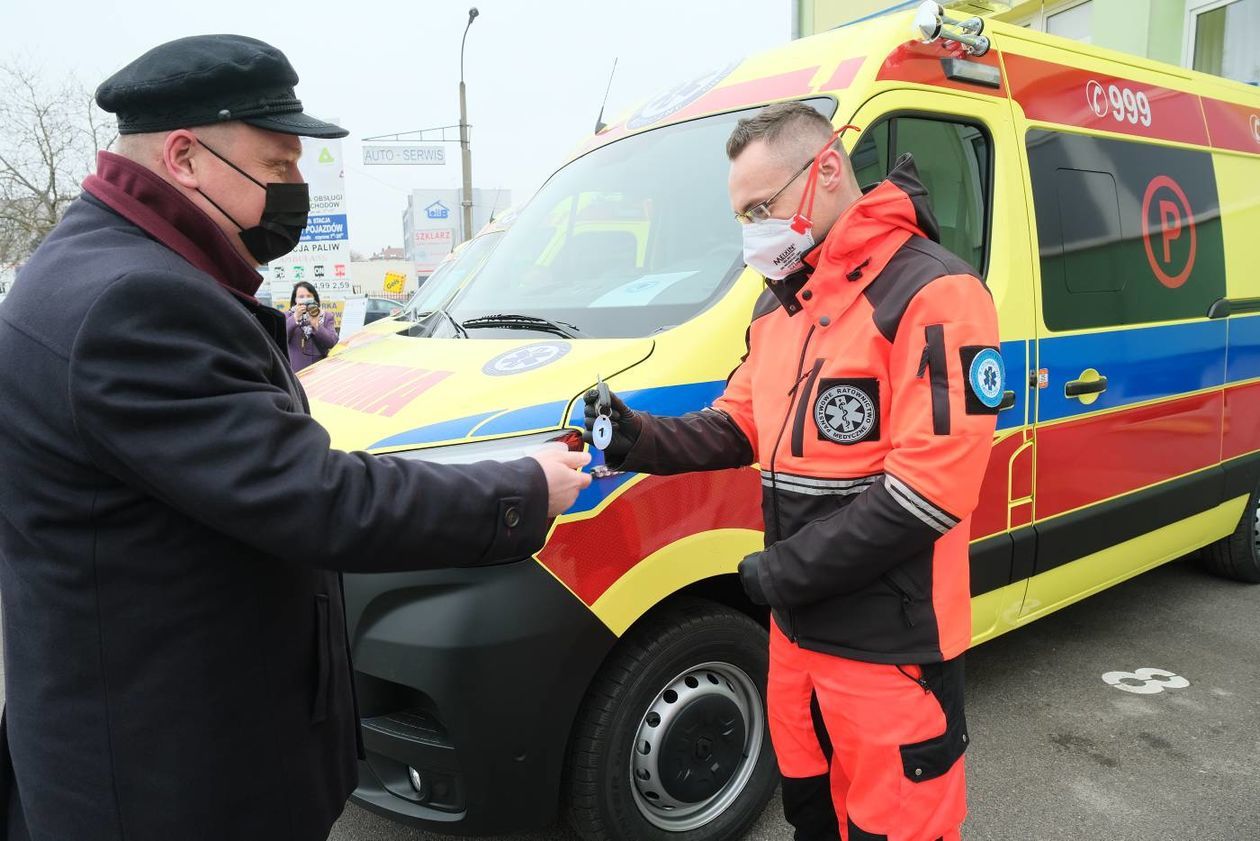  Przekazanie do użytku nowych ambulansów (zdjęcie 1) - Autor: Maciej Kaczanowski