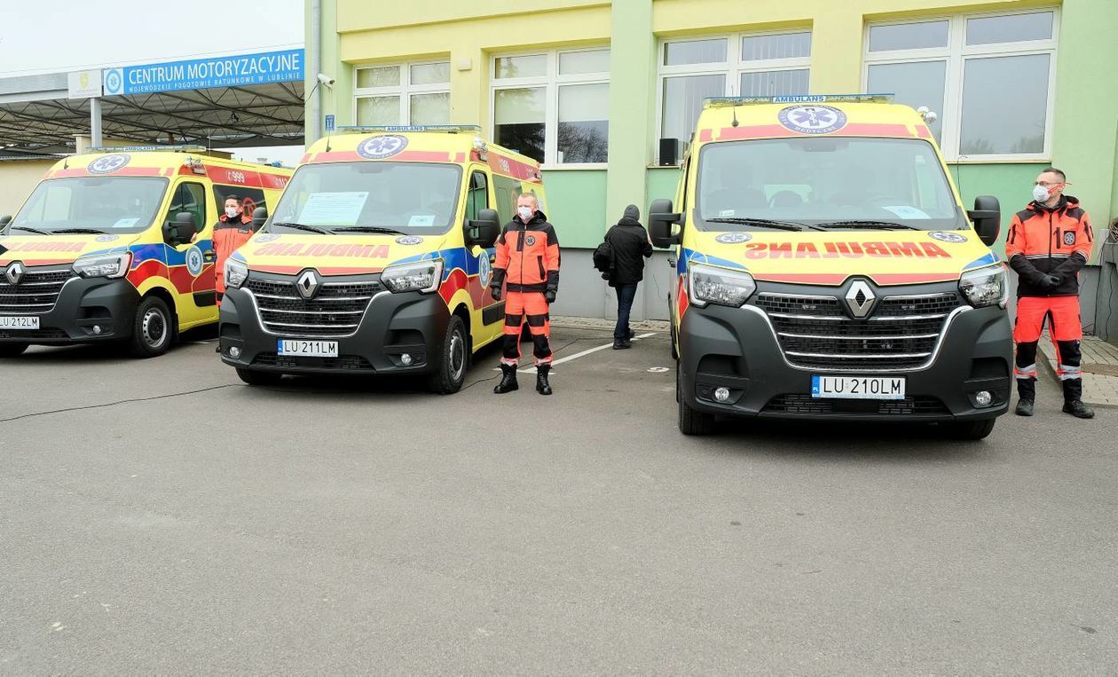  Przekazanie do użytku nowych ambulansów (zdjęcie 1) - Autor: Maciej Kaczanowski