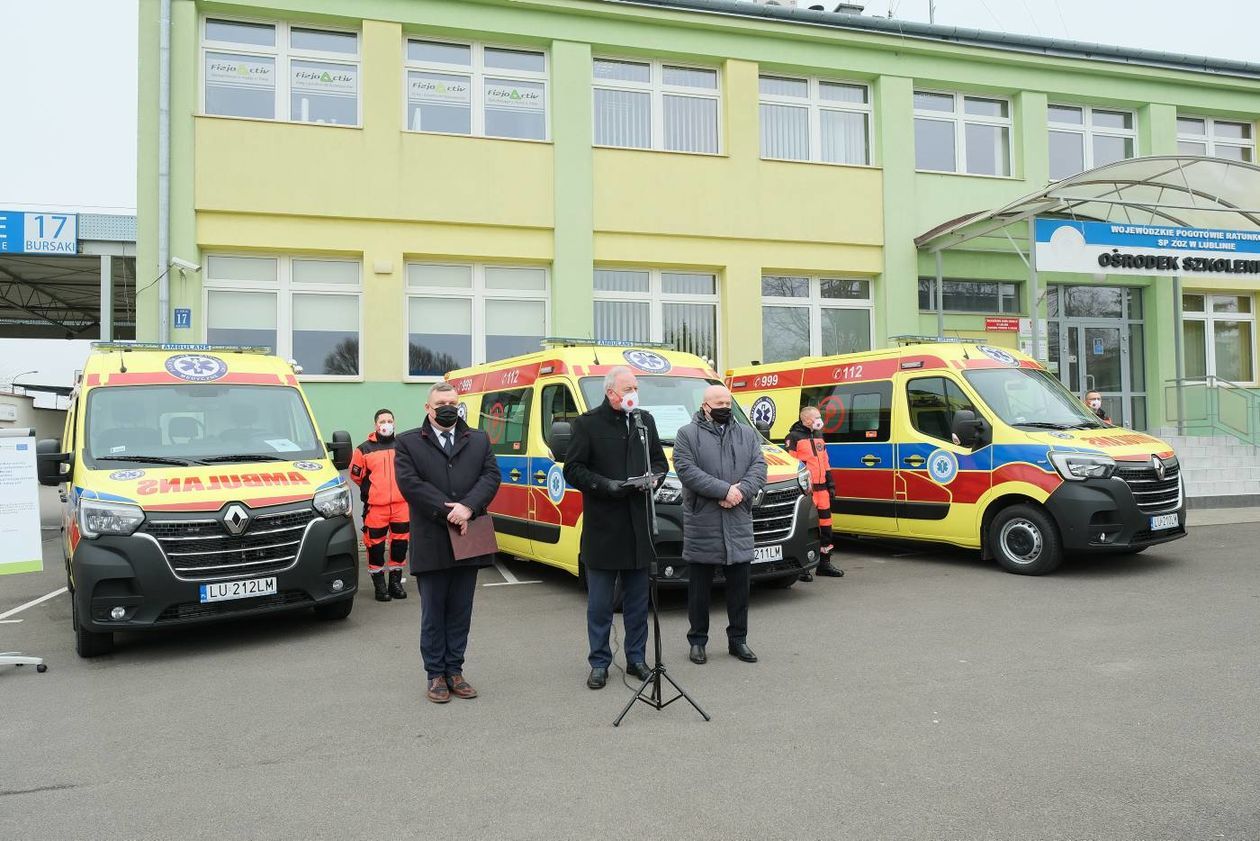  Przekazanie do użytku nowych ambulansów (zdjęcie 1) - Autor: Maciej Kaczanowski