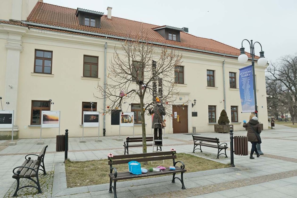  Bombardowanie włóczką przed Centrum Kultury (zdjęcie 1) - Autor: Maciej Kaczanowski
