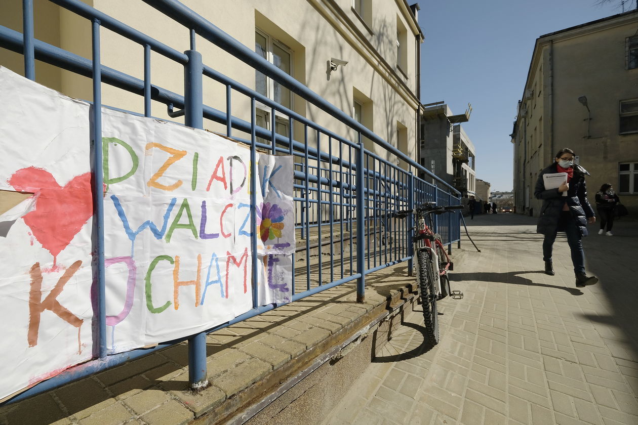  Baner przed SPSK1 w Lublinie (zdjęcie 1) - Autor: Maciej Kaczanowski