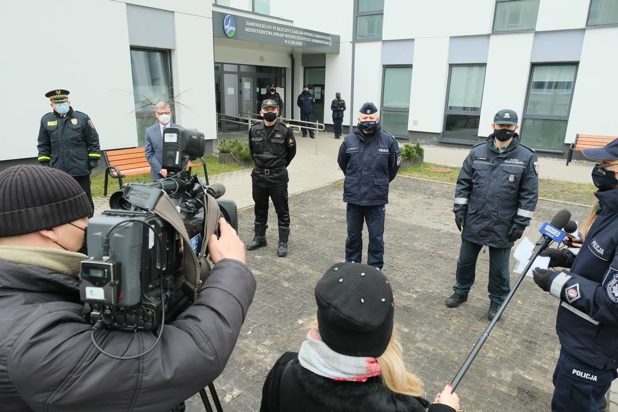  Szczepienie pracowników służb mundurowych w szpitalu MSWiA (zdjęcie 1) - Autor: Maciej Kaczanowski