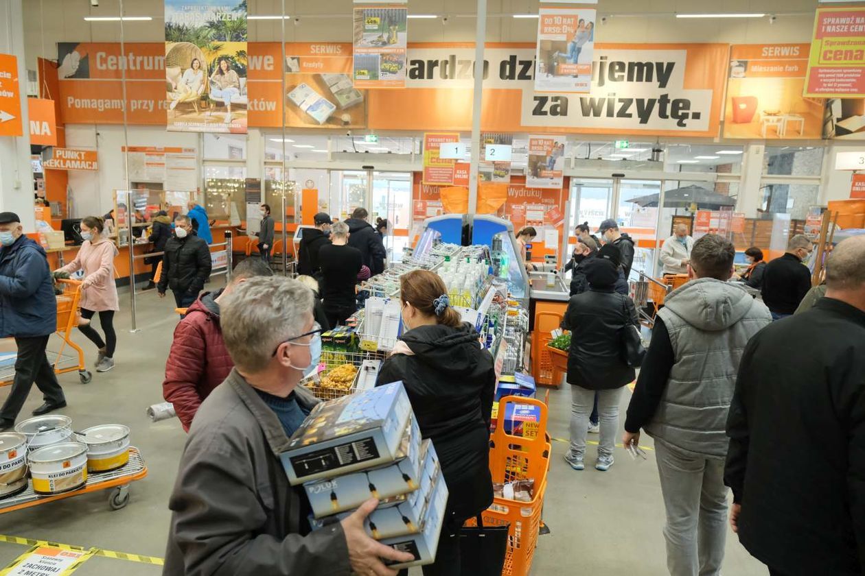  Zakupy w hipermarkecie budowlanym OBI kilka godzin przed lockdownem (zdjęcie 1) - Autor: Maciej Kaczanowski